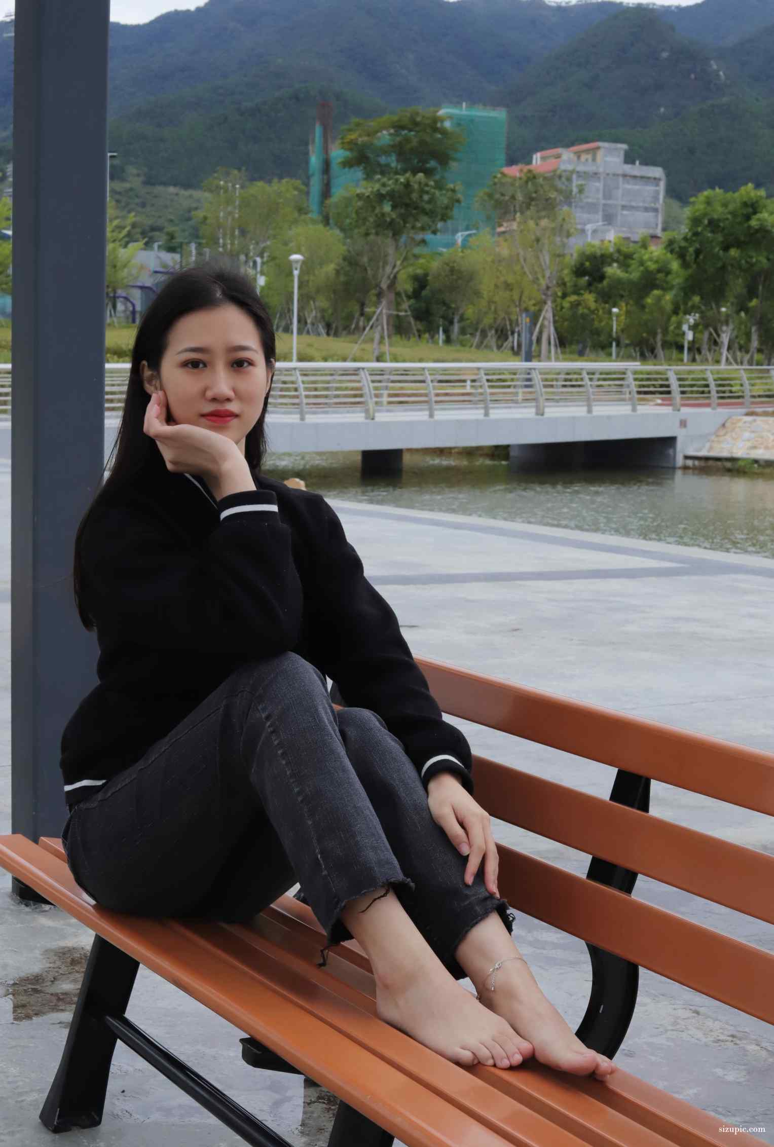 [Pary学生模拍]011 极品女神小芳首发长椅大方展示极品美脚_HD绳艺资源