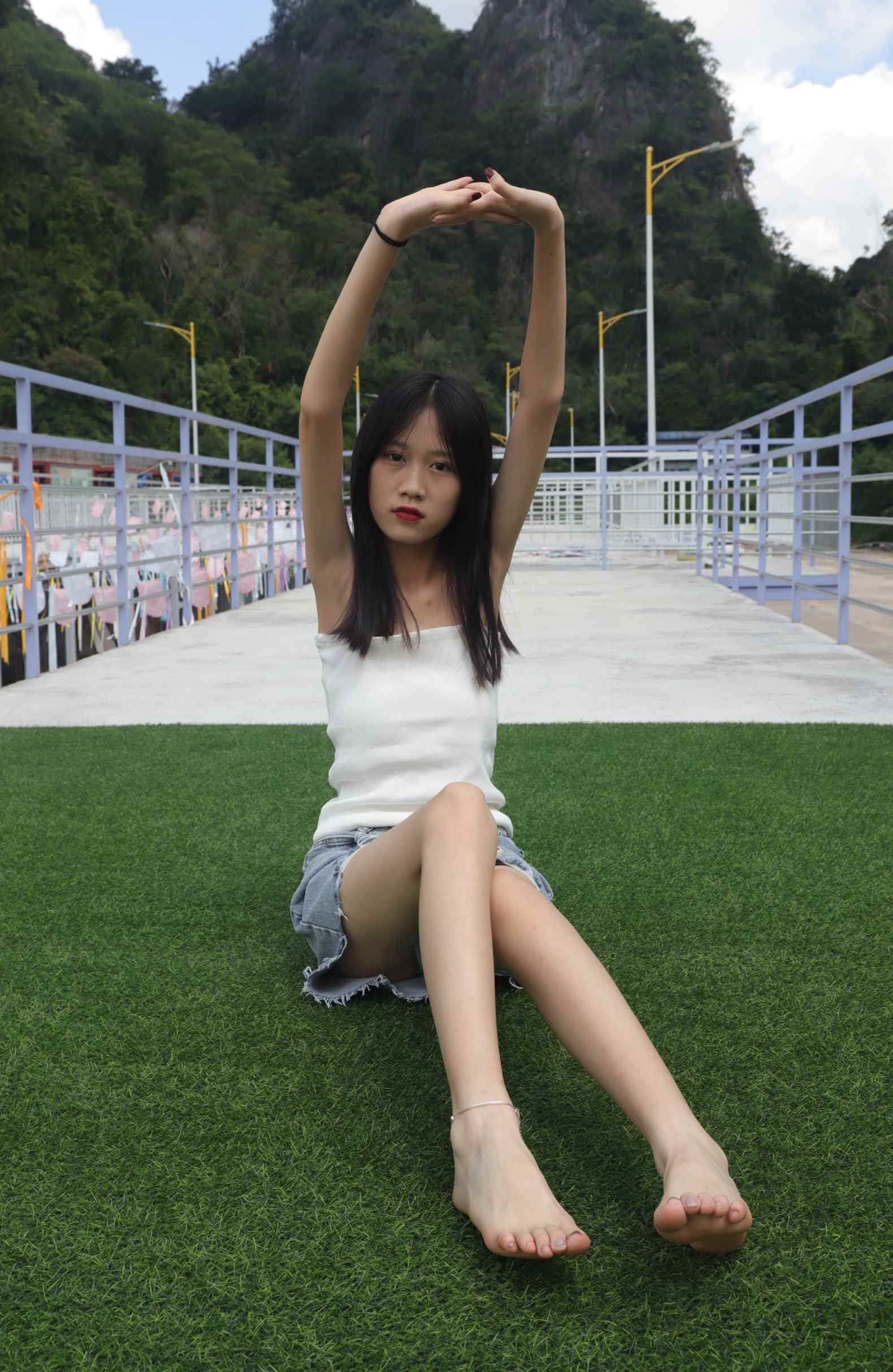 [Pary学生模拍]005 使出混身解数终于哄得表妹拍了套吊带美脚图_HD绳艺资源