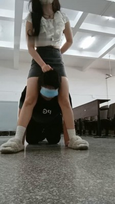 【爱可呀】双S学生主教室玩弄-骑马踩踏/脚捂脸【双视角版】_HD绳艺资源