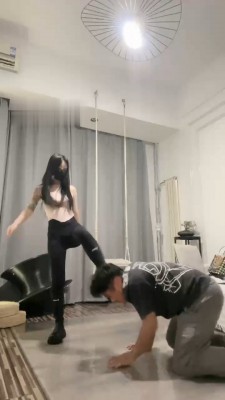 【伊楠】车模女神高难度挑战踢踹贱奴【完整版】_HD绳艺资源