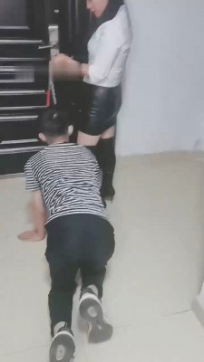 【冰爷】长靴S-楼梯间遛狗/清理脏鞋/品尝玉足_HD绳艺资源