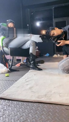 【冰诺】私人影院黑靴白袜虐脚垫【下】_HD绳艺资源