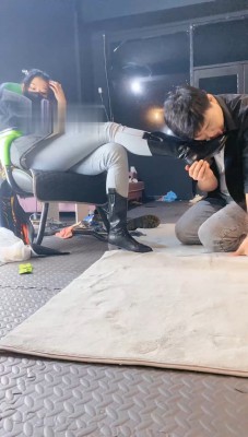 图片[2]_【冰诺】私人影院黑靴白袜虐脚垫【下】_HD绳艺资源