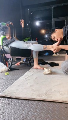 图片[5]_【冰诺】私人影院黑靴白袜虐脚垫【下】_HD绳艺资源