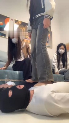 【精神小妹】3素人学生主-深夜裸足踩狗_HD绳艺资源