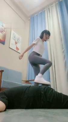 【素人星探】健身后暴揍狗/耳光踢踹/全体重踩踏/深喉_HD绳艺资源