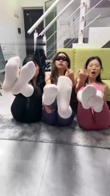 【橙宝】3只母畜-白袜互虐/奴下奴/掐脖/中指鄙视/灌圣水_HD绳艺资源
