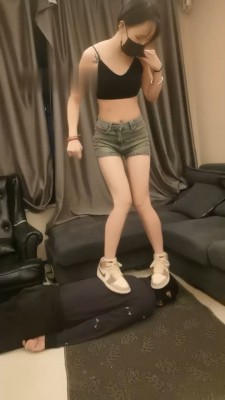 【文文文】长腿模特S-运动鞋白袜塞嘴爆踹暴踩_HD绳艺资源