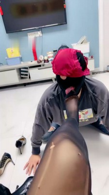 【伊兮夫妻】高跟靴轮流踢踹/吃口水深喉/内裤套头_HD绳艺资源