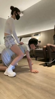 【尤物】双S-素人大学生入圈-骑马滴蜡/踩踏喂食/闻白袜黑丝_HD绳艺资源