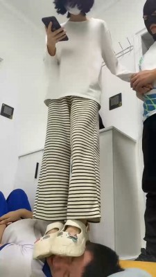 【精神小妹】素人学生S全体重踩踏初尝试_HD绳艺资源