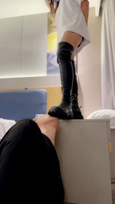 【诗酒S】素人模特-喂食物/黑靴踩头/语言羞辱_HD绳艺资源