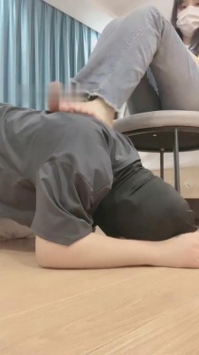 图片[2]_【香芋朱朱】高难度挑战提档/裸足踩脚垫/人肉坐垫_HD绳艺资源