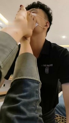 图片[3]_【彼岸花开】素人S运动鞋裸足踩踏_HD绳艺资源