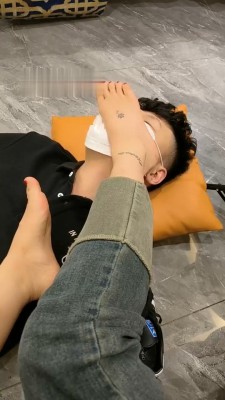 图片[4]_【彼岸花开】素人S运动鞋裸足踩踏_HD绳艺资源