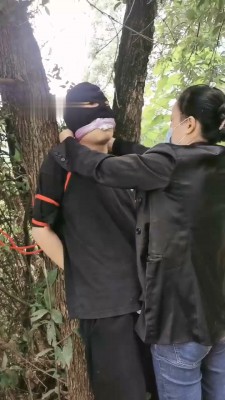 【朱迪】户外绳艺技巧固定树上虐打【双视角版】_HD绳艺资源