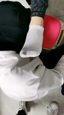 图片[4]_【大美】下跪伺候主人-白袜臭鞋【完整版】_HD绳艺资源