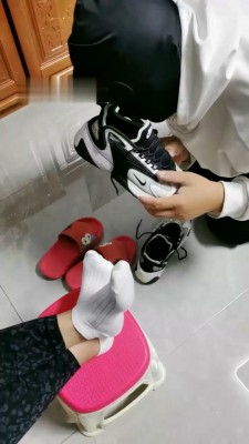 图片[7]_【大美】下跪伺候主人-白袜臭鞋【完整版】_HD绳艺资源