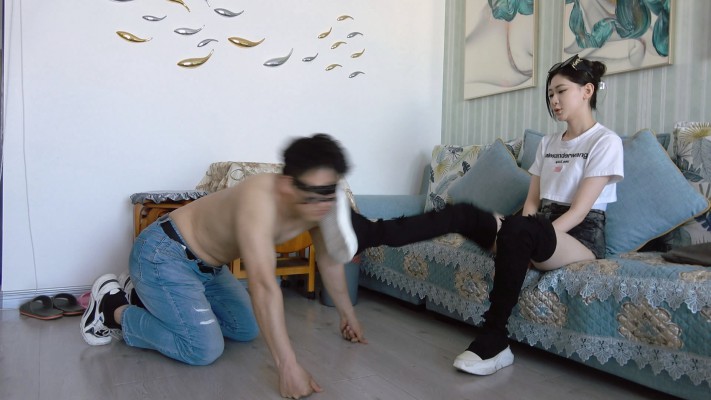 【艾琳S175】踩踏狗脸狗头，强迫贱狗舔鞋底，闻臭脚_HD绳艺资源