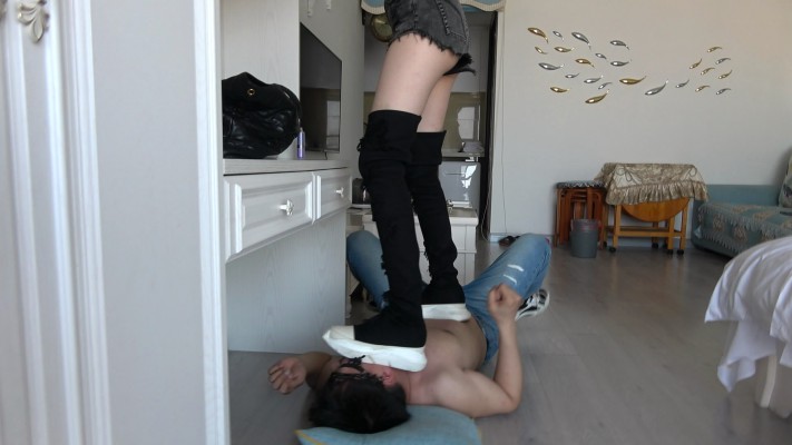 图片[11]_【艾琳S175】踩踏狗脸狗头，强迫贱狗舔鞋底，闻臭脚_HD绳艺资源