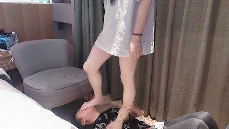 图片[2]_【音洛】舌头刷黑丝裸足脚底/脚耳光碾踩脸_HD绳艺资源