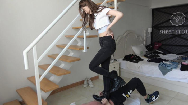 图片[16]_【艾琳S175】牛仔裤马丁靴踩踏瘦狗_HD绳艺资源