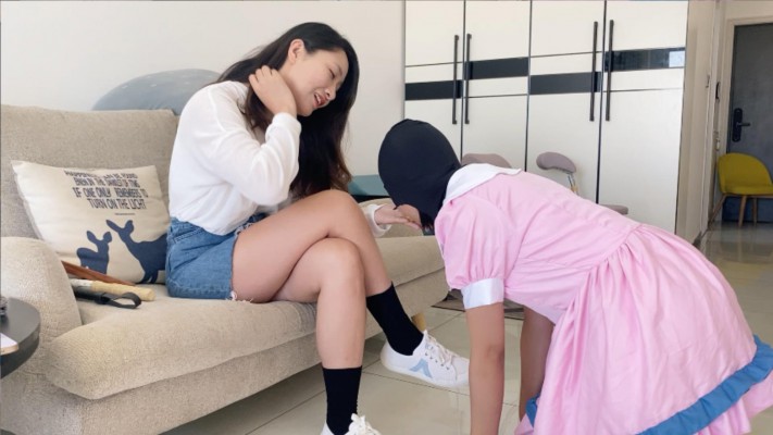 【甜妹女M】女M用舌头舔干净主人鞋底_HD绳艺资源