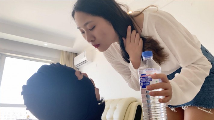 图片[3]_【甜妹女M】女M用舌头舔干净主人鞋底_HD绳艺资源