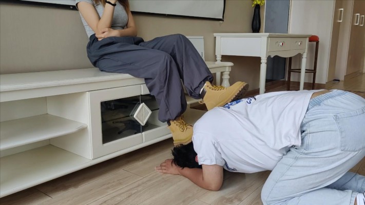 图片[4]_【00后小彤】马丁靴日常艺术训练 舔鞋踩踏_HD绳艺资源