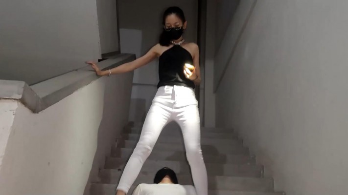 广州小鱼主人高跟楼道室内紧身裤高跟超羞辱钻胯_HD绳艺资源