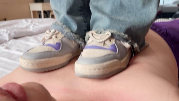 图片[4]_【00后小彤】阿迪运动鞋踩踏插嘴踩鞋印_HD绳艺资源