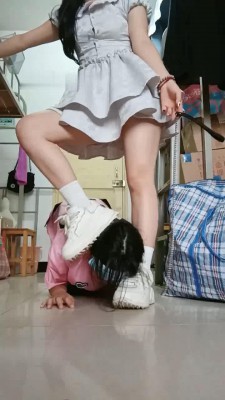 图片[2]_【爱可呀】学姐寝室伺候-胯下辱/舔鞋底/舌头洗脚/吃浓痰面包_HD绳艺资源