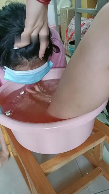 图片[8]_【爱可呀】学姐寝室伺候-胯下辱/舔鞋底/舌头洗脚/吃浓痰面包_HD绳艺资源