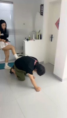 【伊诺】白鞋白袜踩/狗链遛狗/臭脚捂脸_HD绳艺资源