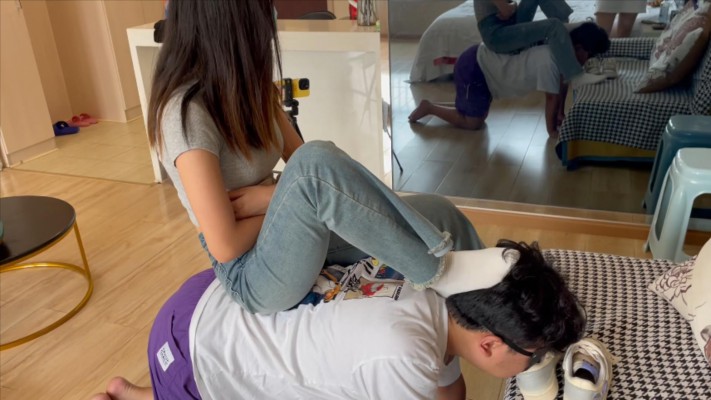 图片[8]_【00后小彤】把哥哥当成洗鞋机清理鞋底除臭_HD绳艺资源