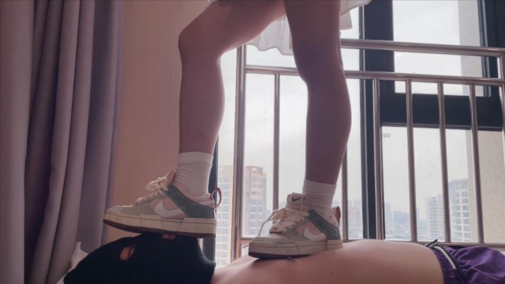 图片[3]_【00后小彤】运动鞋窗台踩哥哥在肚子上垫脚_HD绳艺资源