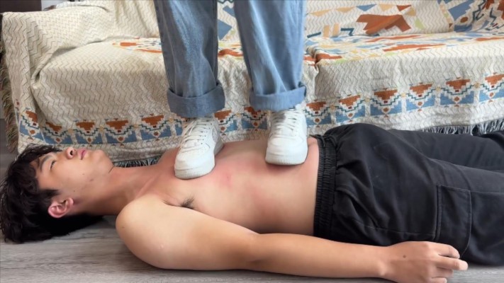 图片[2]_【00后小彤工作室】130斤女主狂踩90斤毯子，插嘴舔鞋胸口刮痧_HD绳艺资源