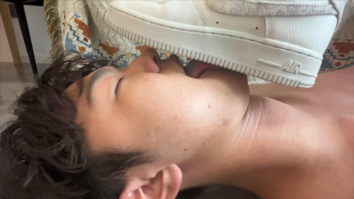 图片[3]_【00后小彤工作室】130斤女主狂踩90斤毯子，插嘴舔鞋胸口刮痧_HD绳艺资源