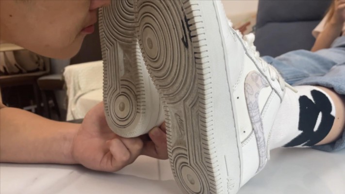 图片[7]_【00后小彤工作室】130斤女主狂踩90斤毯子，插嘴舔鞋胸口刮痧_HD绳艺资源