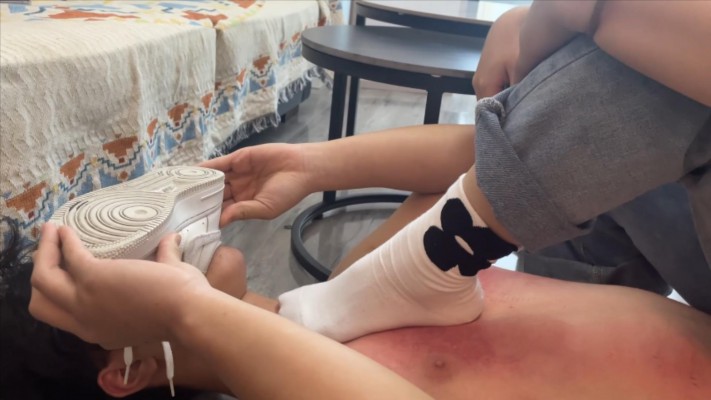 图片[12]_【00后小彤工作室】130斤女主狂踩90斤毯子，插嘴舔鞋胸口刮痧_HD绳艺资源