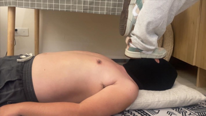 图片[4]_【00后小彤】日常运动后全体重踩踏，踩头踩脖子_HD绳艺资源