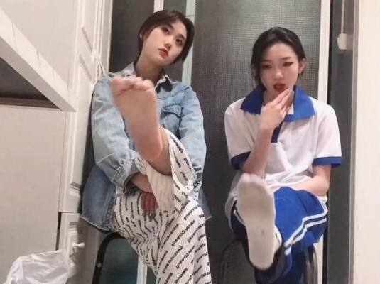 【热血女神】双校园女流氓第一视角POV艺术闻臭鞋舔脚蹂躏_HD绳艺资源