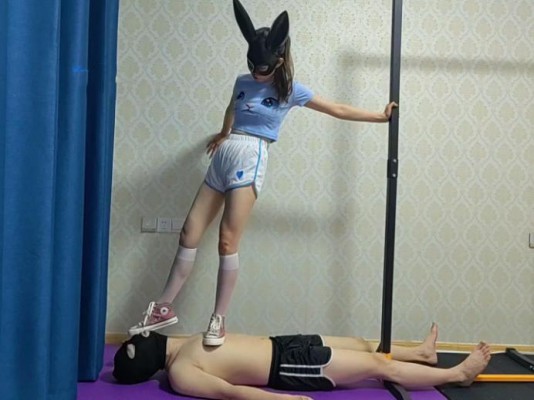 图片[9]_【苏州婉儿】 白丝帆布鞋少女的全体重踩踏全身_HD绳艺资源