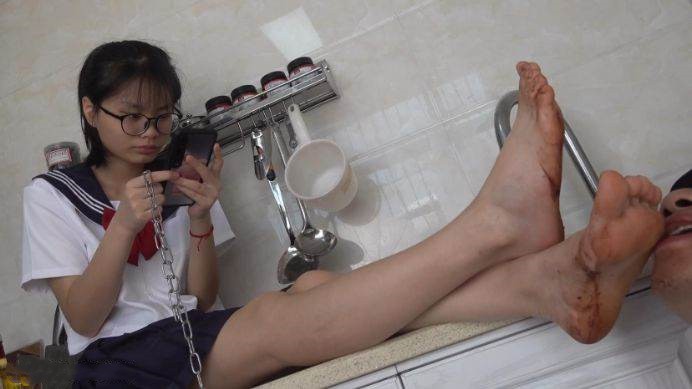 图片[18]_【南国原创】华妃难得露脸之作，脏脏的人字拖美脚让老师舔干净，华妃非常享受！_HD绳艺资源