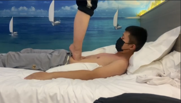 素人大学生全体重踮脚尖踩脖子跳踩肚子_HD绳艺资源