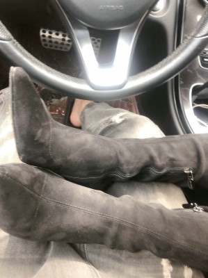 户外车内品尝女神的长靴丝足美脚！_HD绳艺资源