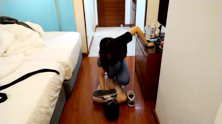 图片[6]_广州小鱼姐姐紧身牛仔裤AJ踢裆，全体重踩踏艺术吸酸臭脚汗_HD绳艺资源