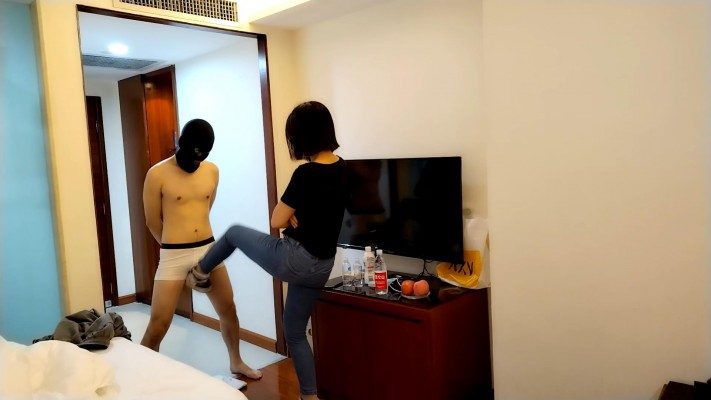 图片[9]_广州小鱼姐姐紧身牛仔裤AJ踢裆，全体重踩踏艺术吸酸臭脚汗_HD绳艺资源