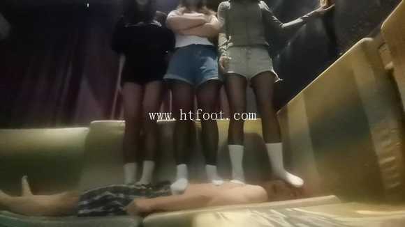 图片[1]_6人白棉袜群体踩踏_HD绳艺资源