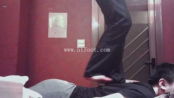 图片[1]_美女技师开发踩背踩胸_HD绳艺资源